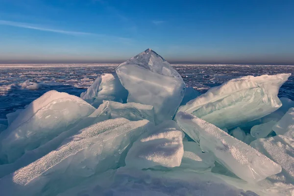 Διαφανή baikal toros καλύπτεται με παγετός κατά ένα γαλάζιο ουρανό — Φωτογραφία Αρχείου