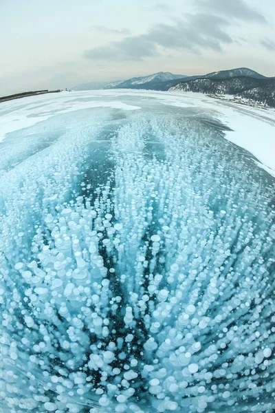 Bolhas de gás metano congelado em baikal lago de gelo claro, Rússia — Fotografia de Stock