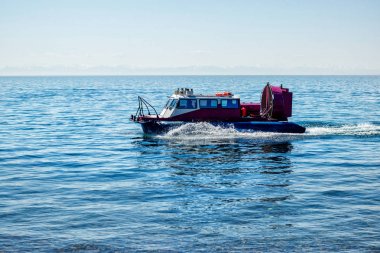 Hovercraft yaz aylarında su, su taşımacılığı ile yolcu taşır