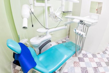 Tıbbi iç, mavi sandalye, lamba ve ekipman ile diş röntgeni ofisi. Stomatoloji konsepti