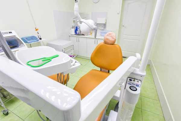 Interior médico, consultorio dental con silla naranja, lámpara y equipo. concepto de estomatología —  Fotos de Stock