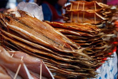 Baikal balık sıcak füme ve sokak pazarında kurutulur. Listvyanka, Siberia, Rusya Federasyonu