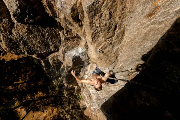 Climber Extreme üst sigorta ile bir ip üzerinde bir kaya tırmanıyor, yukarıdan üst görünümü — Stok fotoğraf