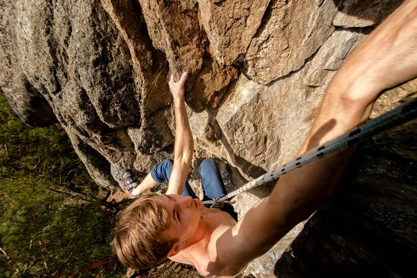 Ορειβάτης ακραία ανεβαίνει ένα βράχο σε ένα σχοινί με την κορυφαία ασφάλιση, κορυφαία θέα από πάνω — Φωτογραφία Αρχείου