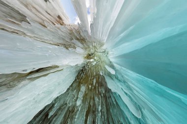 Blue Ice grotto Olkhon buz sarkıtları ile kaplı bir ada, Deniz Baykal, mağara. Geniş panorama