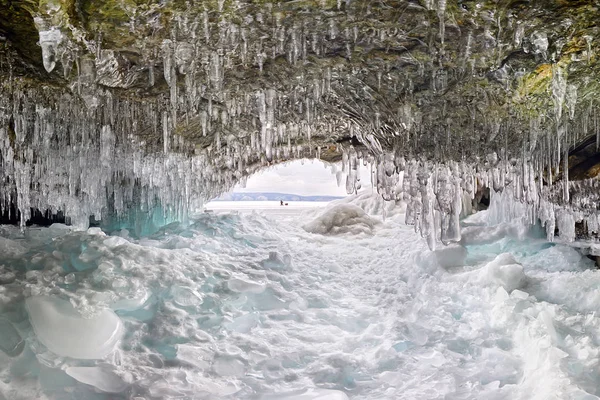 Gruta de la cueva de hielo en la isla de Olkhon, lago Baikal, cubierta de carámbanos — Foto de Stock