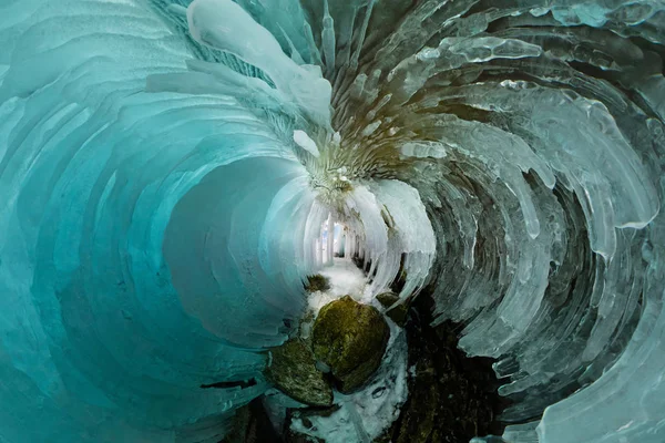 Olhun Adası'ndaki Mavi Buz mağarası mağarası, Baykal Gölü, buz sarkıtlarıyla kaplı. Küçük küçük gezegen 360