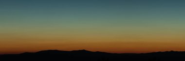 Turuncu mavi degrade günbatımı geniş açı Panorama siluet dağ tops