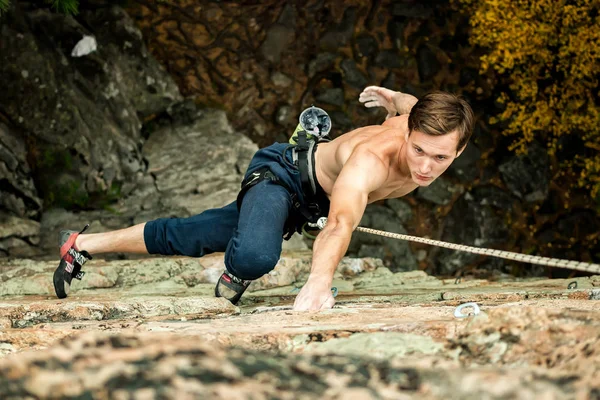 Bir uçurumun üzerinde bir ip, üstten görünüm üzerinde kaya tırmanışçısı tırmanıyor — Stok fotoğraf