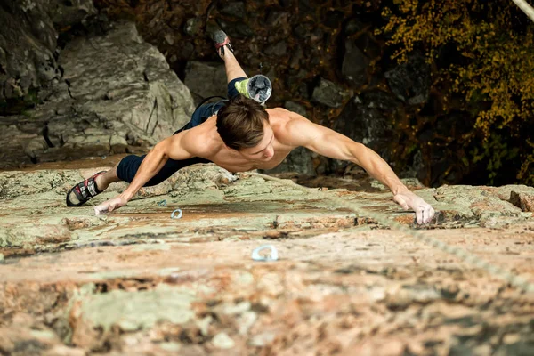 Bir uçurumun üzerinde bir ip, üstten görünüm üzerinde kaya tırmanışçısı tırmanıyor — Stok fotoğraf