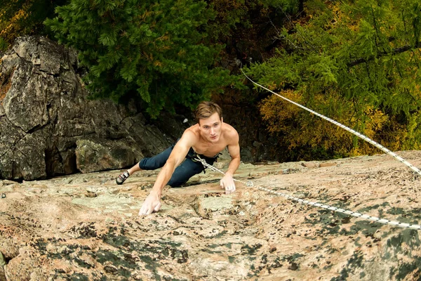 Rock climber climbs on a cliff on a rope, top view — Stock Photo, Image