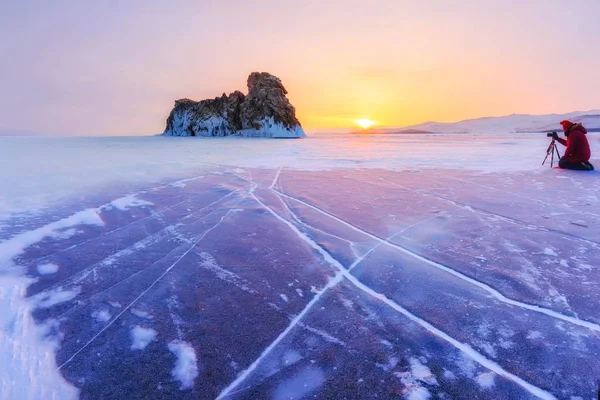 Fotograaf neemt Foto's winter ogoy Island bij zonsopgang in het ijs van het Baikalmeer, Rusland — Stockfoto