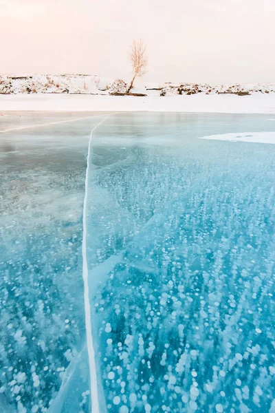 透明な氷の湖バイカルに凍結されたメタンガスの泡,ロシア — ストック写真