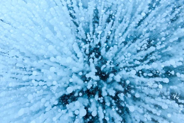 Texture di bolle di metano nello spessore del lago di ghiaccio blu Baikal, Russia — Foto Stock