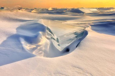 Şeffaf mavi Toros baykal buz çatlamak günbatımı ile parlıyor