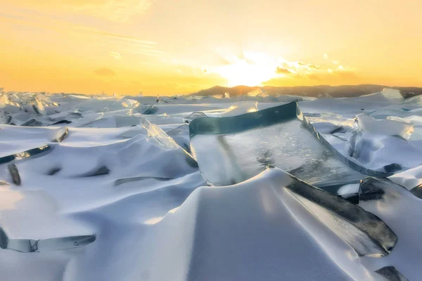 Transparente azul Toros Baikal hielo está brillando a través de la puesta de sol crack —  Fotos de Stock