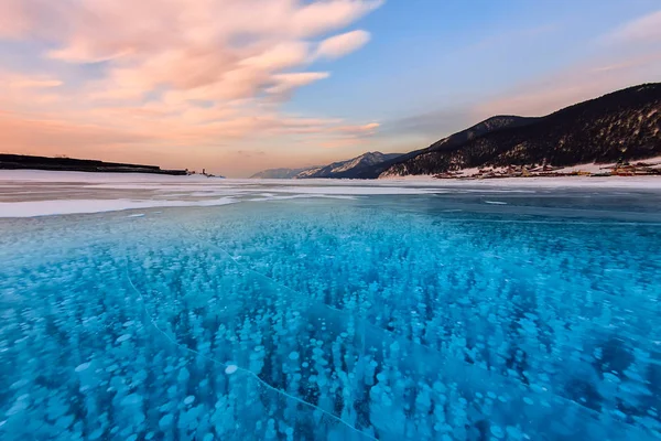 Burbujas de gas metano congeladas en el lago de hielo baikal, Rusia — Foto de Stock