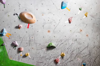 gri arka plan için renkli kaya tırmanma duvarı