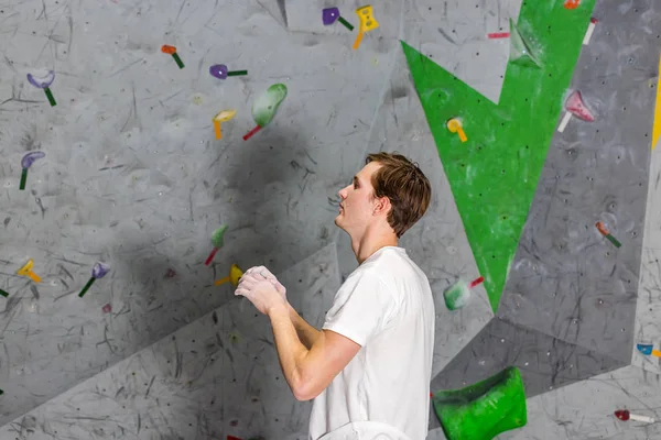 Kletterer erforscht und entwickelt Route an einer Kletterwand in der Boulderhalle — Stockfoto