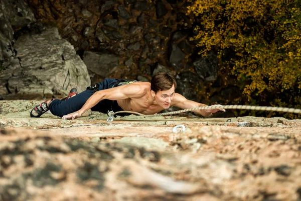 Rock climber climbs on a cliff on a rope, top view — Stock Photo, Image