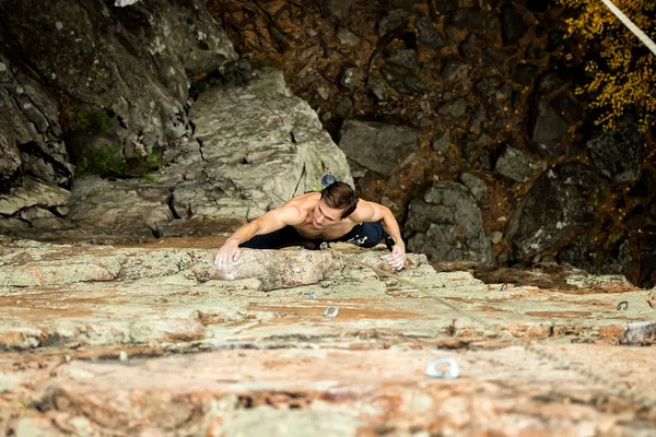 Rock climber climbs on a cliff on a rope, top view — Stock Photo, Image