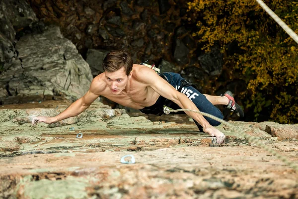 Rock climber climbs on a cliff on a rope, top view — Stock Photo, Image