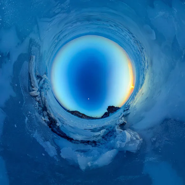 Великі тріщини в кризі озера Байкал на Шаман Рок на острові Ольхон. Крихітна планета 360 — стокове фото