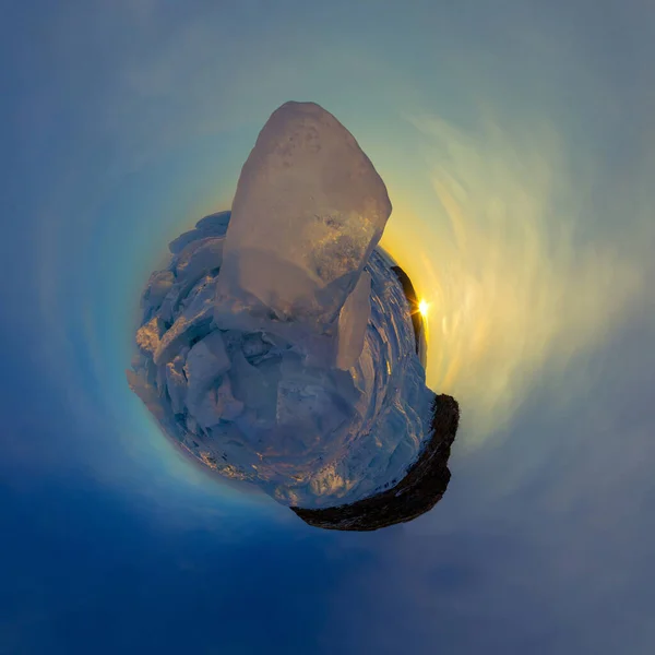 Gömb jég borítja repedések. Bajkál-tó. Apró planet 360 panoráma — Stock Fotó