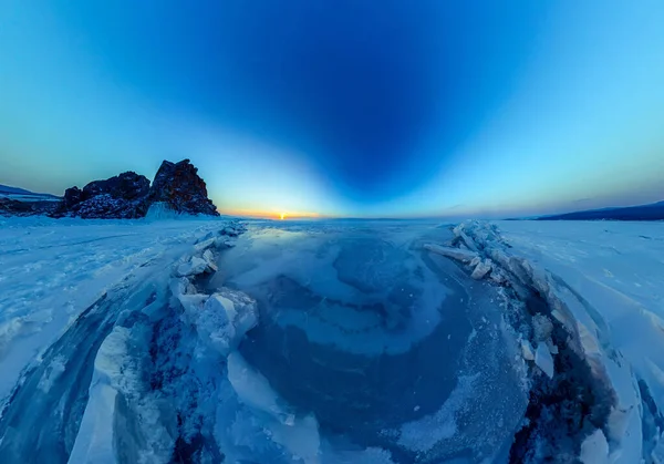 Nagy repedések a Bajkál-tó jegén az Olkhon-szigeten lévő szikla sámánjánál. Kicsi bolygó 360 — Stock Fotó