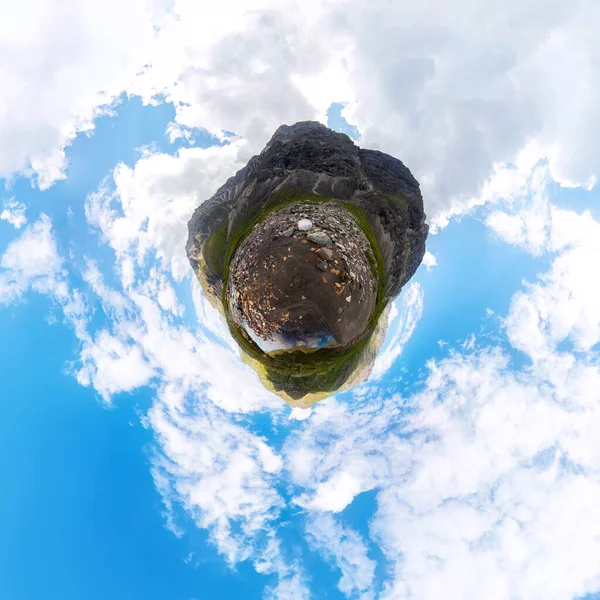 Acqua limpida trasparente di un lago di montagna sotto un cielo blu tra le nuvole. spiaggia di sabbia. Piccolo piccolo pianeta 360 — Foto Stock