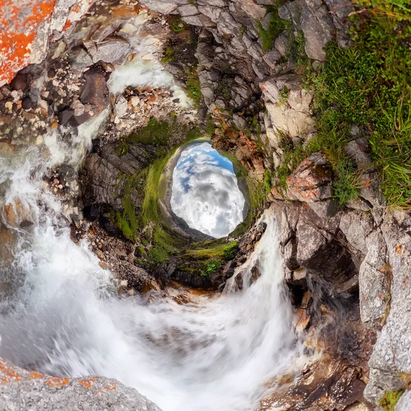 Cascade eau d'un lac de montagne sous un ciel bleu dans les nuages. plage de sable. Petite planète 360 — Photo