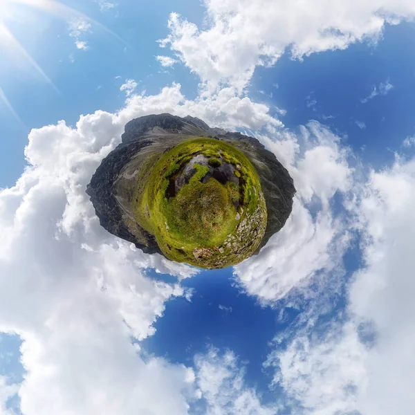 Bulutlardaki mavi gökyüzünün altında bir dağ gölünün şeffaf berrak suyu. Kumsal. Küçük gezegen 360 — Stok fotoğraf