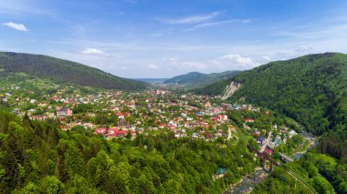 Karpat Dağları havadan görünümü yaz, Yaremche, Ukrayna.
