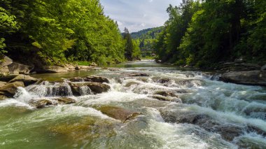 Yazın dağ nehrinin havadan görünüşü