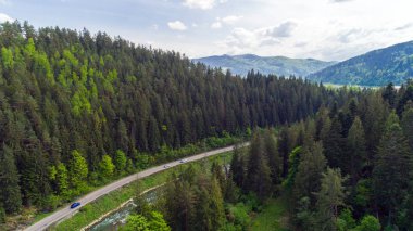 Yaz aylarında dağ yolu havadan görünümü