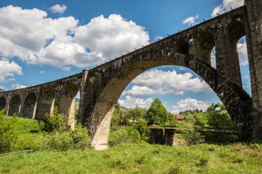 Eski demiryolu Köprüsü, eski viyadük Vorohta, Ukrayna. Karpat Dağları, vahşi dağ manzarası