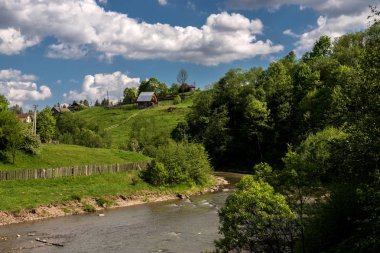 Yazın dağ nehrinin havadan görünüşü