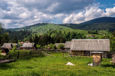 Karpat Dağları havadan görünümü yaz, Vorohta, Ukrayna.