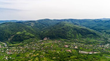 Karpat Dağları havadan görünümü yaz, Yaremche, Ukrayna.