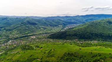 Karpat Dağları havadan görünümü yaz, Yaremche, Ukrayna.