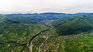 Karpat Dağları havadan görünümü yaz, Yaremche, Ukrayna.