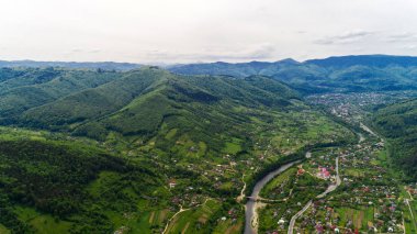 Karpat Dağları havadan görünümü yaz, Yaremche, Ukrayna.