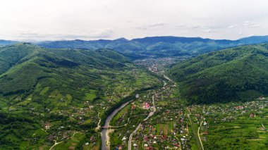 Karpat Dağları havadan görünümü yaz, Yaremche, Ukrayna.