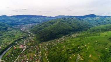Karpat Dağları havadan görünümü yaz, Yaremche, Ukrayna.