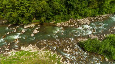 Yazın dağ nehrinin havadan görünüşü