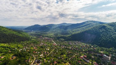 Karpat Dağları havadan görünümü yaz, Yaremche, Ukrayna.