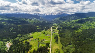 Hoverla, Ukrayna Karpat Dağları yolu havadan görünümü