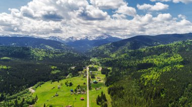 Hoverla, Ukrayna Karpat Dağları yolu havadan görünümü