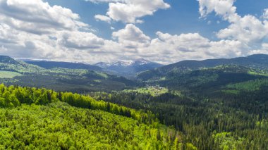 Hoverla, Ukrayna Karpat Dağları yolu havadan görünümü