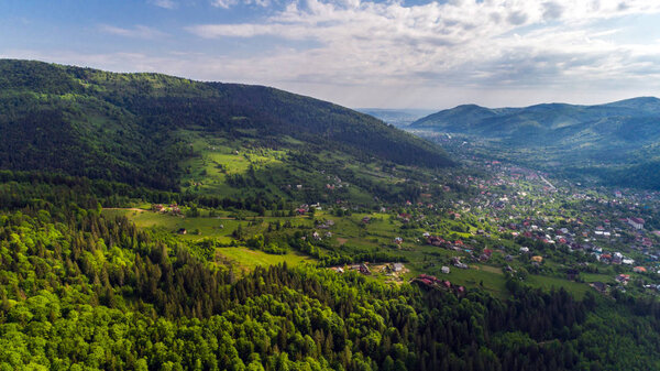 Вид с воздуха на Карпаты летом
.